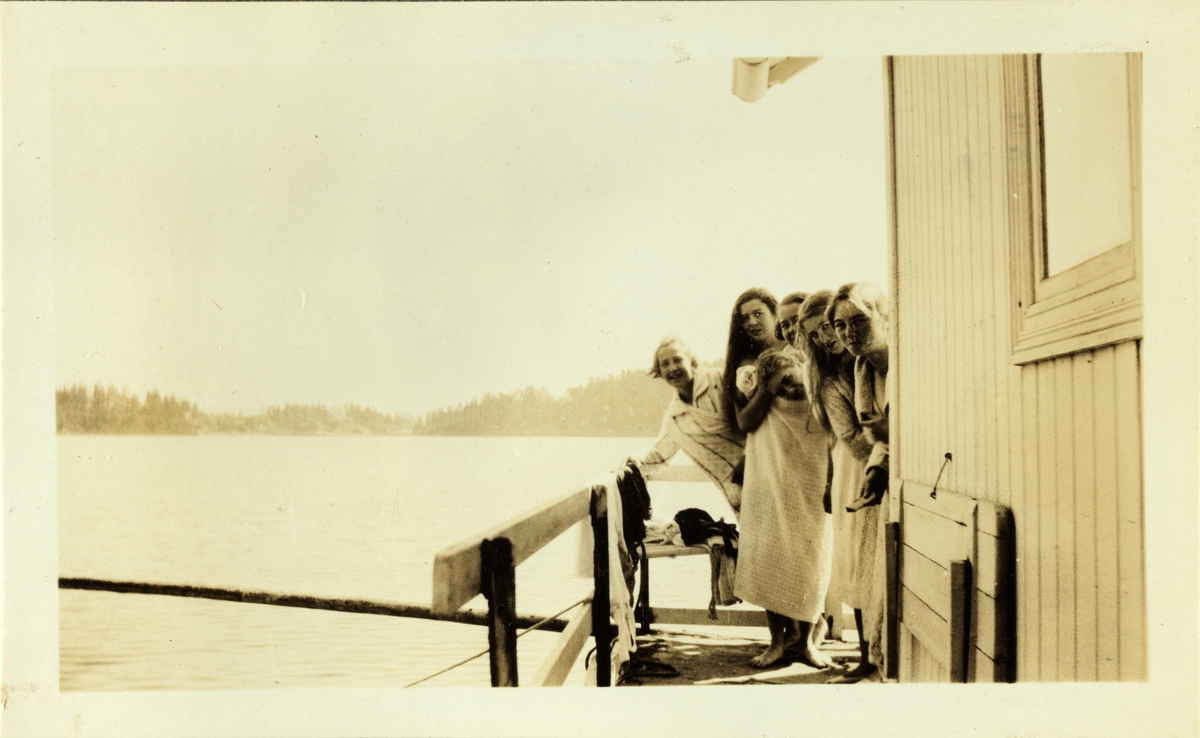 Fem unge badenymfer ved badehus i nærheten av Ovnsbråten, antagelig på Konglungen i Asker. Fotografert sommeren 1925.