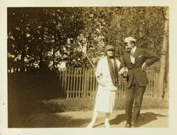 Rødruss Birgit G. og blåruss Waldemar W. Fotografert juli 1925.