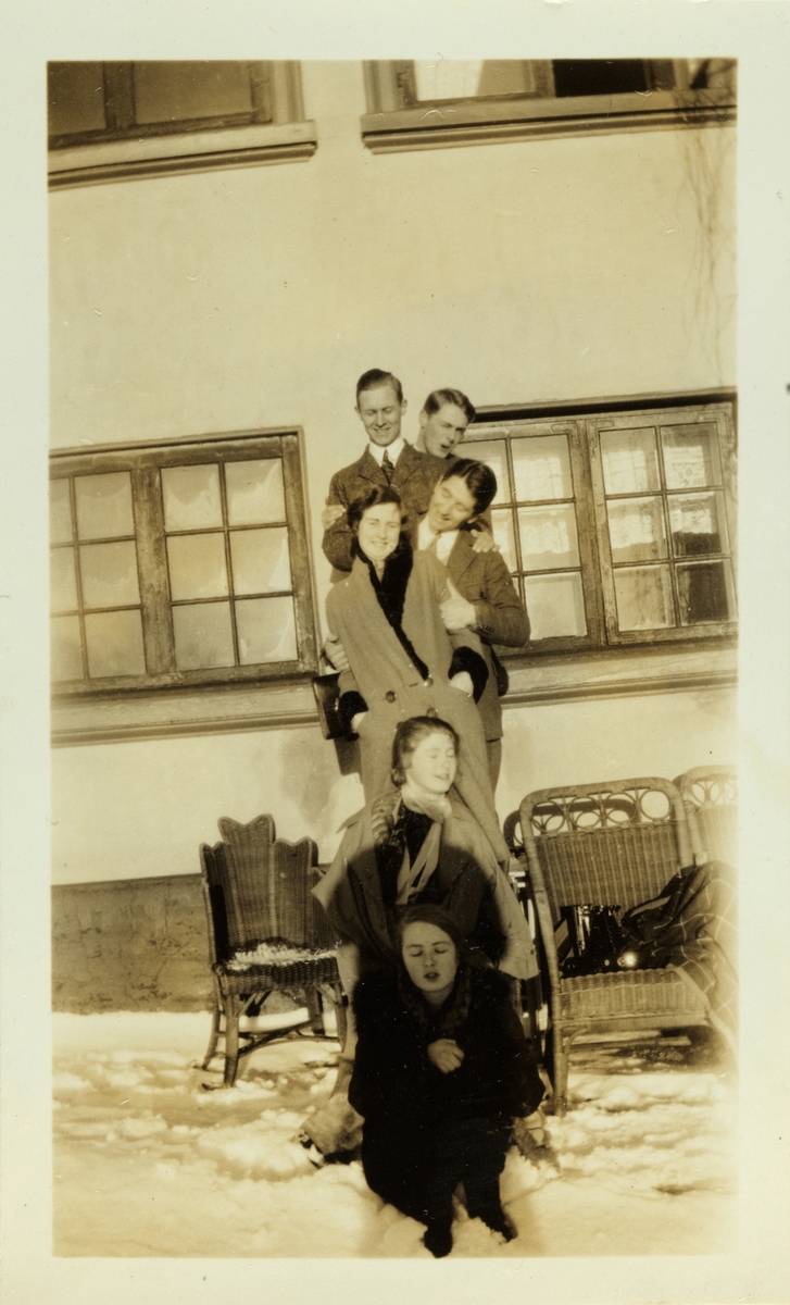 De tre søstrene Egeberg med venner uten for Bogstad gård. Fotografert nyttårsdag 1926.