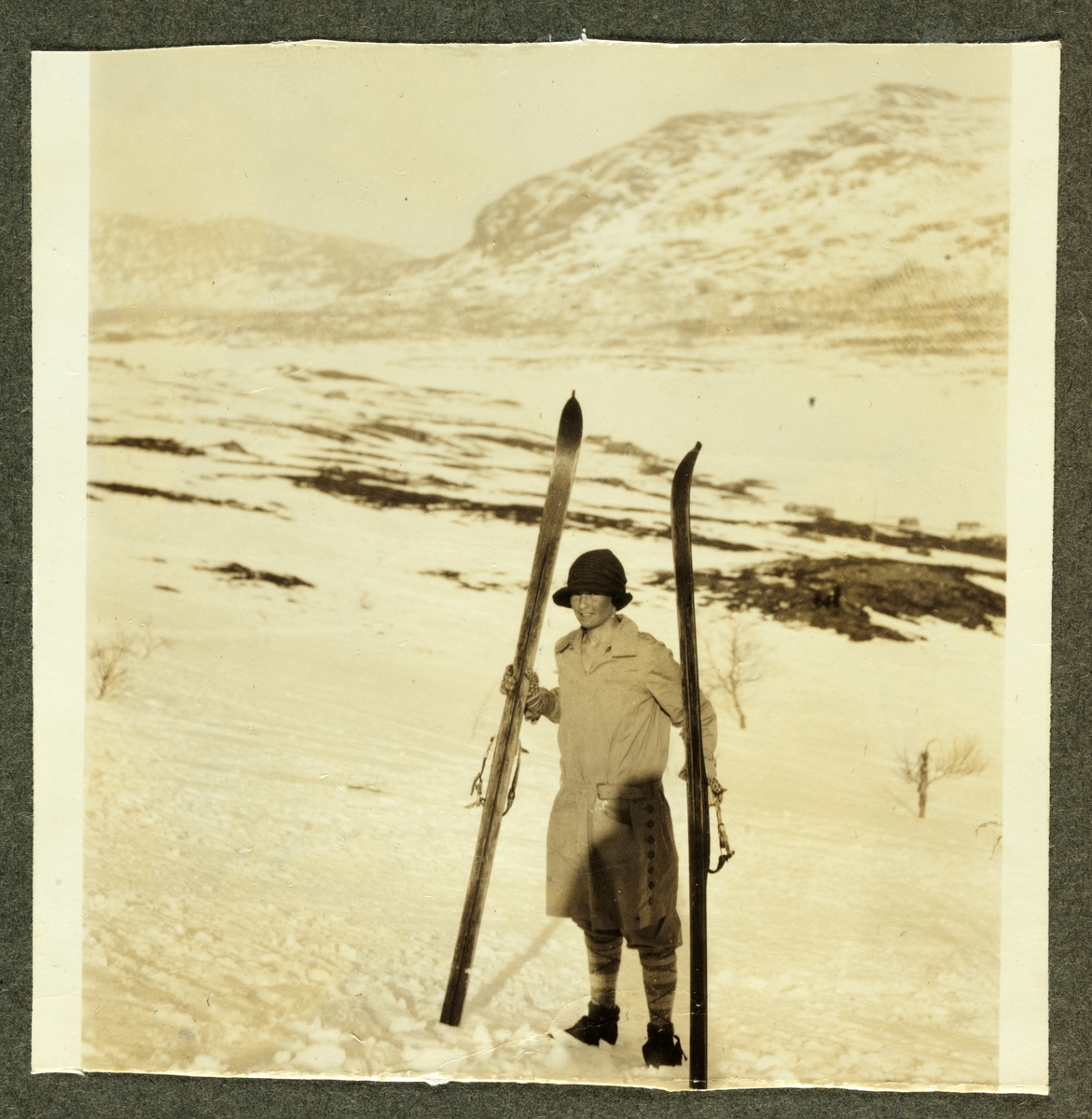 Lucy Egeberg holder pause til eller fra fjelltoppen Ruten ved Fefor. Fotografert påsken 1926.