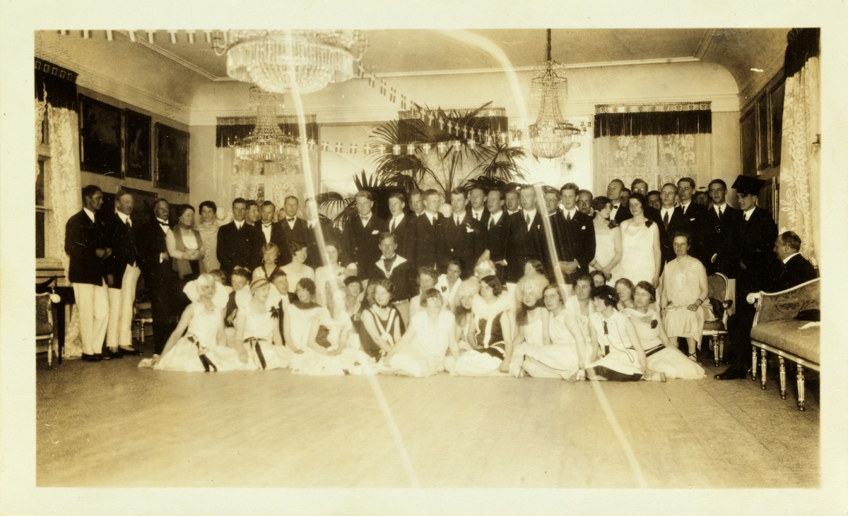 Nini og Westye Egeberg samt døtrene Mimi, Lucy og Karen har invitert familie og venner til 17. mai- feiring i salen på Bogstad gård. Lucy er russ og har invitert mange jevnaldrende. Fotografert 1926.