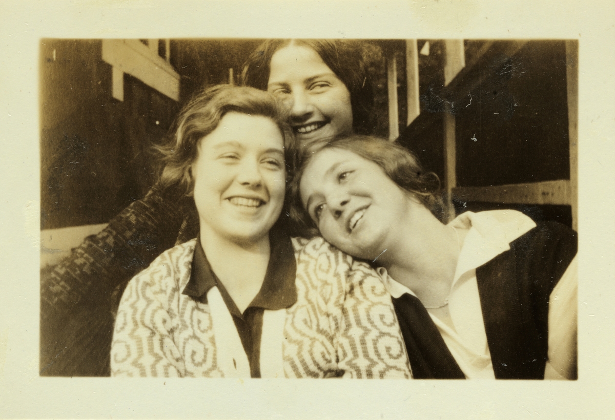 Venninnene Cecilie Broch, Lucy Egeberg og Sisken Skjelderup. Fotografert mai 1926.