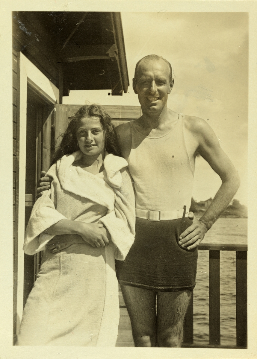 Lucy Egeberg og Jack Schram(?) ved badehus, muligens på Snarøya. Fotografert juli 1926.