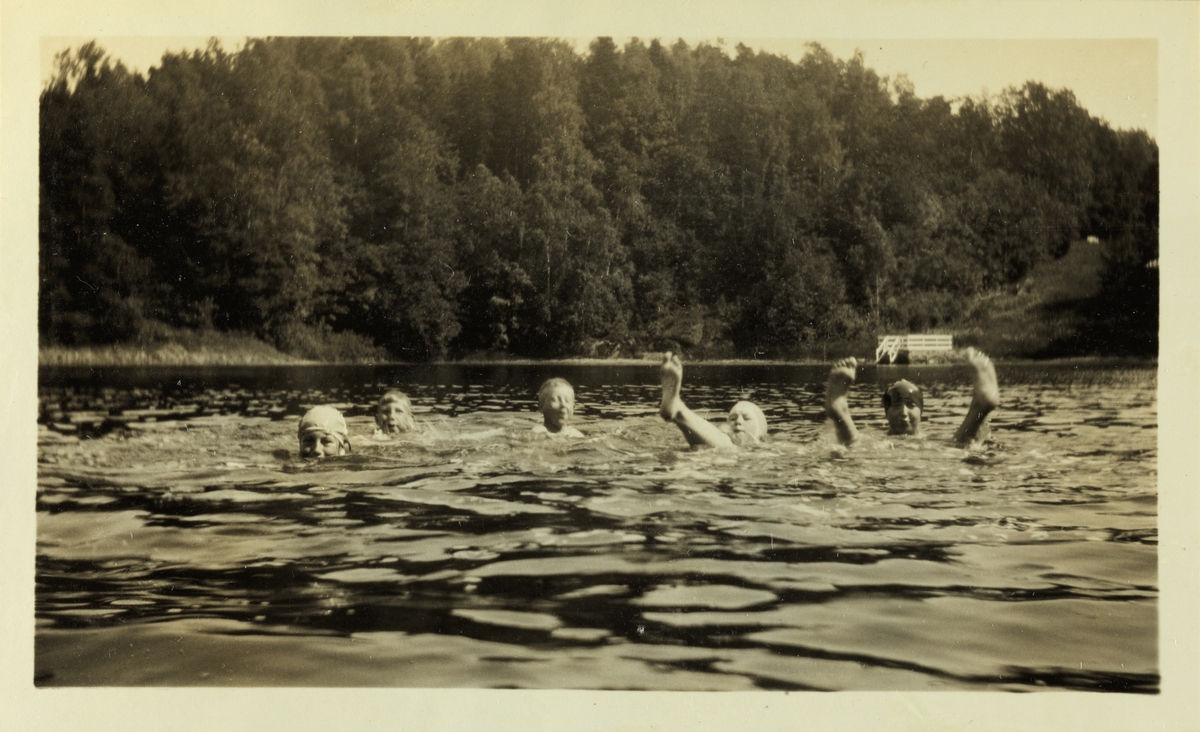 Badende ungdommer i Esviken, Asker. Fra venstre Hedevig Wedel Jarlsberg, Thomas Bergsland, Carl Fredrik Wedel Jarlsberg, Harriet Wedel Jarlsberg og Ingerid Gude. Antagelig fotografert sommeren 1926.