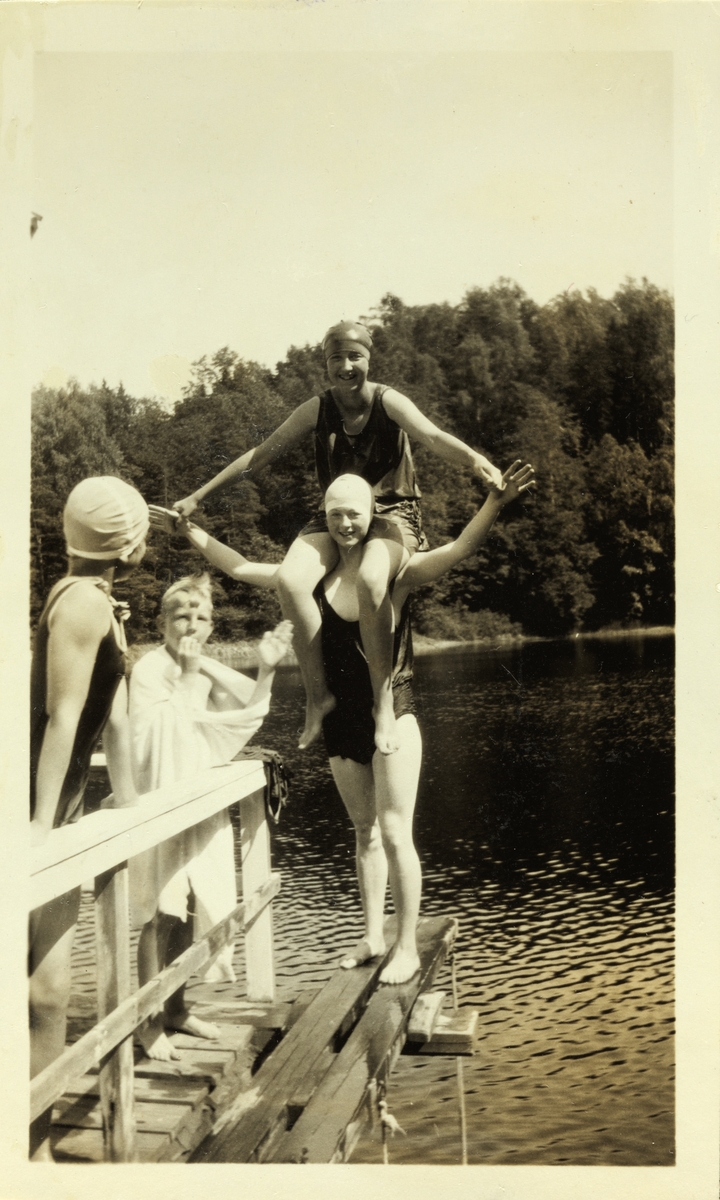 Tre jenter, Hedevig og Harriet Wedel Jarlsberg og Ingerid Gude, samt en gutt på badebrygge ved Esviken i Asker. Antagelig fotografert sommeren 1926.