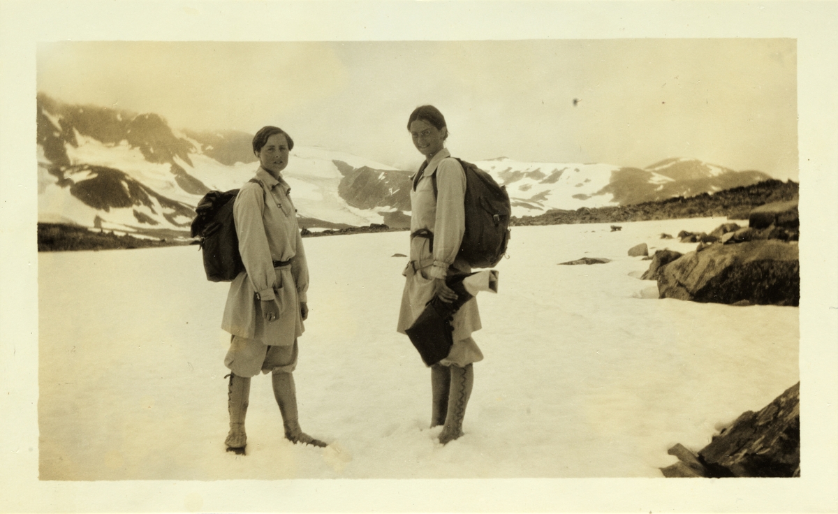 Mimi og Lucy Egeberg på fottur på Skautflye på vei fra Glitterheim til Spiterstulen i Jotunheimen. Fotografert juli 1926.