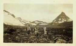 Tre kvinnelige fjellvandrere på vei til Leirvassbu i Jotunhe