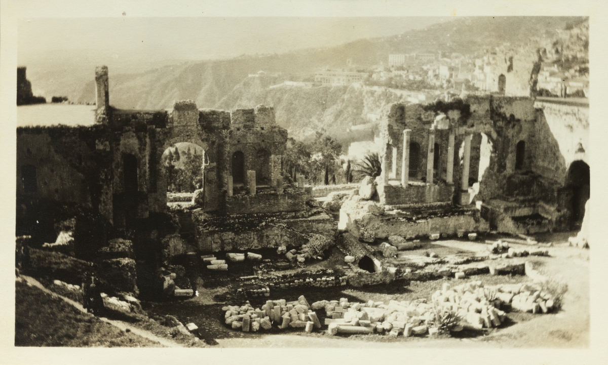 Det greske teatret i Taormina på Sicilia. Fotografert januar 1926.