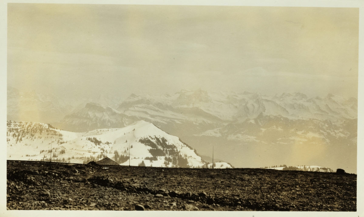 Utsikt fra fjelltoppen Rigi Kulm i Sveits. Fotografert april 1927.