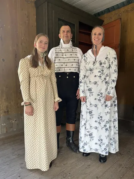 Aktører i kostyme: Familie fra 1820-tallet.