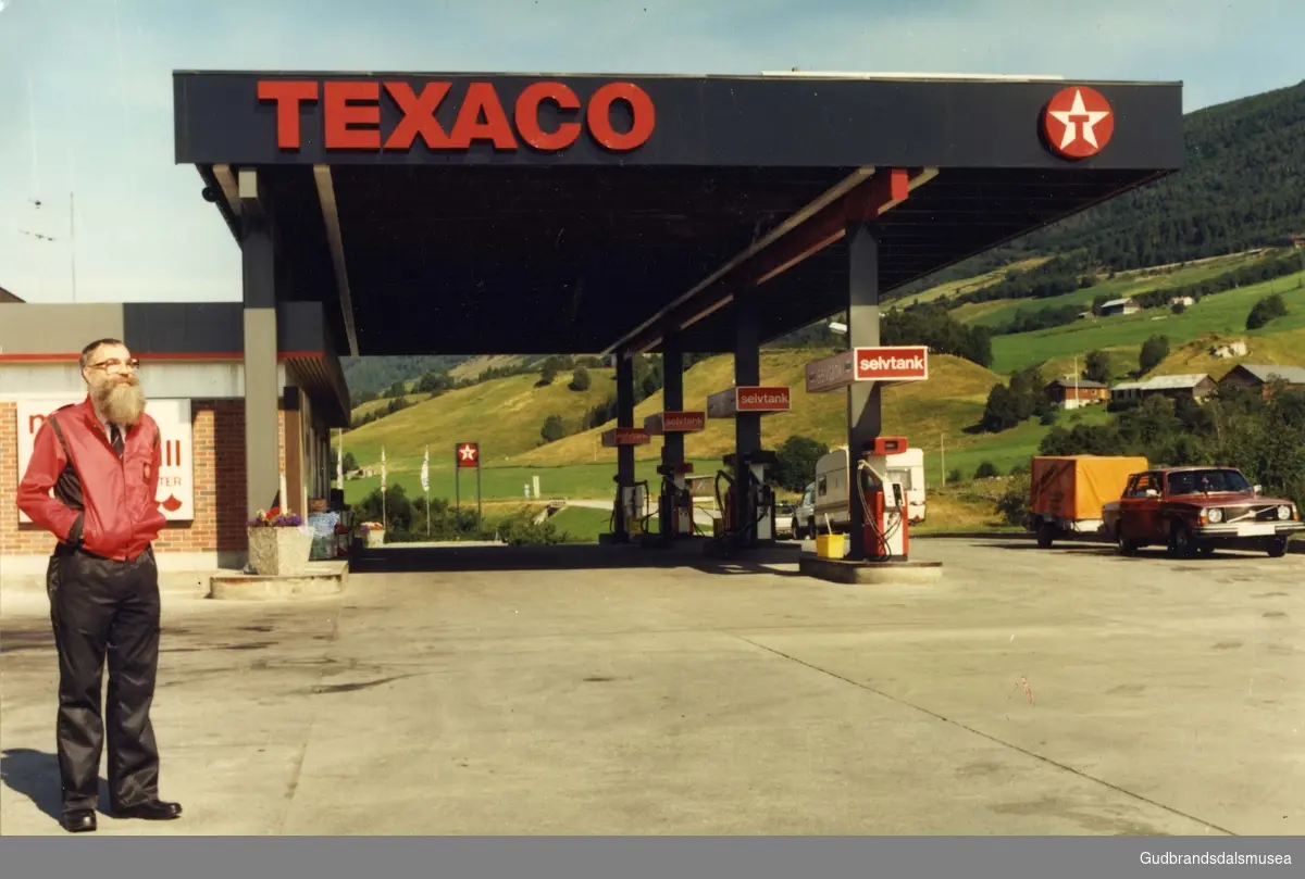 Texaco-stasjonen (senere yX) på Dovre, trolig på 1980-tallet, med grunnleggeren Arne Haugerud til venstre.