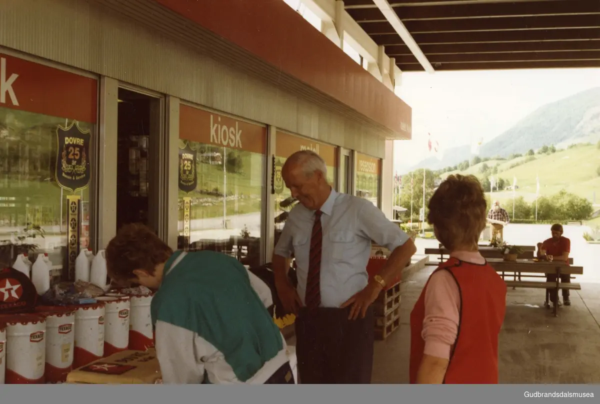 Markering av 25-års jubileet for Texaco-stasjonen på Dovre i 1985 med bløtkake. I midten Torgeir Bjørstad, direktør for detaljhandel i Norsk Texaco.