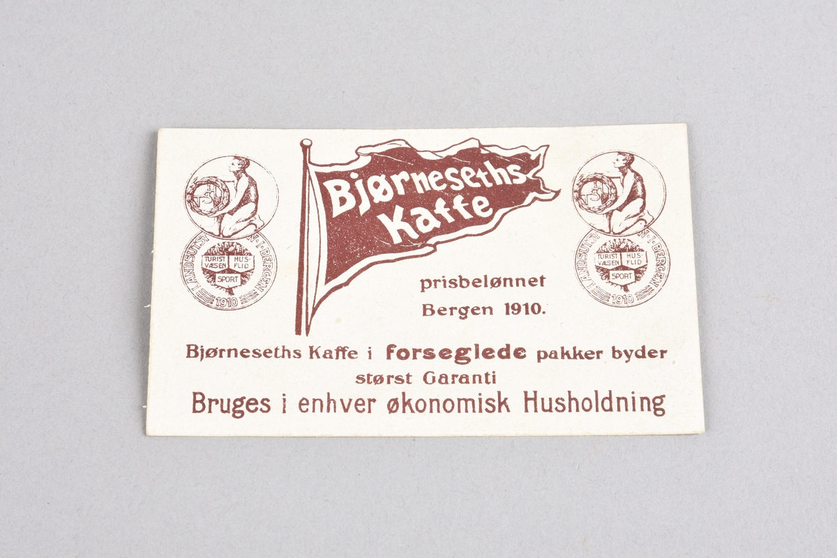 Samling av fotografiar og kort. Alt låg inni ein huspostill/bok. Foto av folk i ulike situasjonar, illustrajonar.