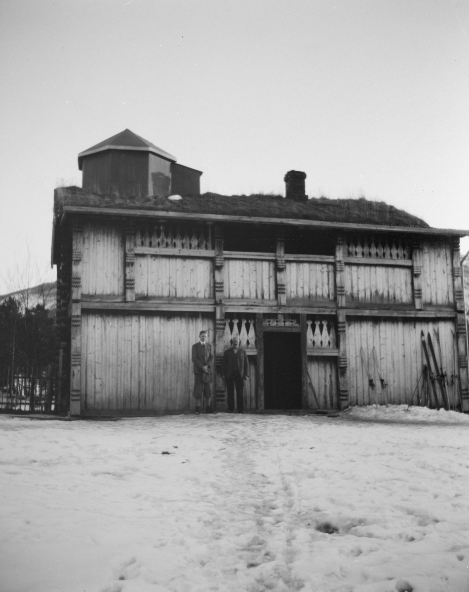 Fra påsken 1928. Sigurd Einbus observatorium montert på Brennøygarden, Dombås i november 1906. Sigurd Einbu står foran til høyre.