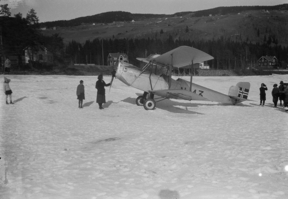 Fly har landet på Strandafjorden sør for Fagernes, Valdres. 1932.
Ifølge protokoll en ny opplevelse for elevene på Valdres folkehøgskole.