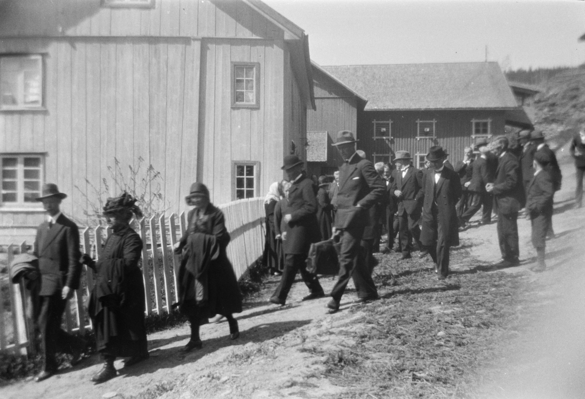 Borghild Mangruds gravferd i Brettingen, Vestre Gausdal, mai 1932 ...