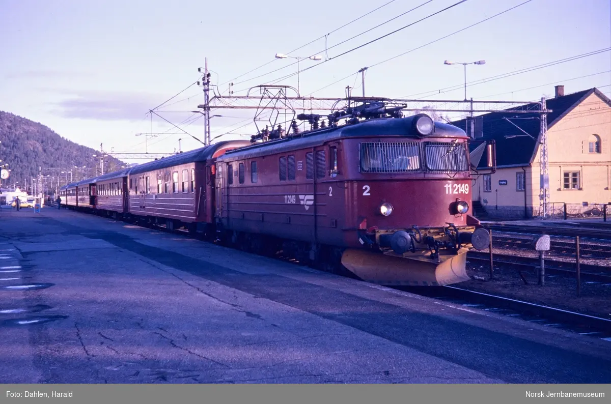 Elektrisk lokomotiv El 11 2149 med persontog til Oslo, trolig tog 526, på Kongsberg stasjon