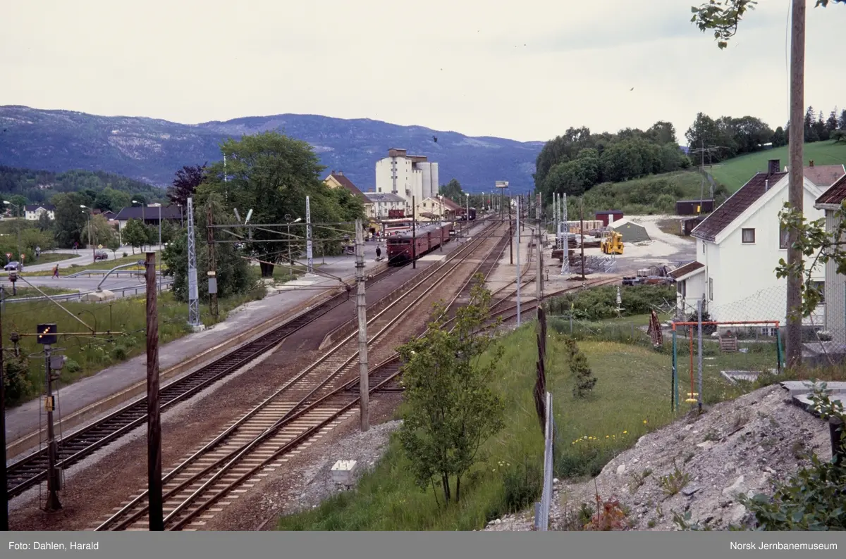 Elektrisk motorvognsett type 68B med persontog til Oslo V, tog 502, på ...