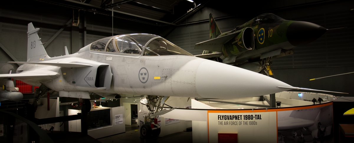 Jakt-, Attack- och Spaningsflygplan, JAS 39
Saab 39 Gripen.

Tvåsitsigt.
Flygplanet är grått med kronmärke under cockpit. På fenan bak står individnumret 813.