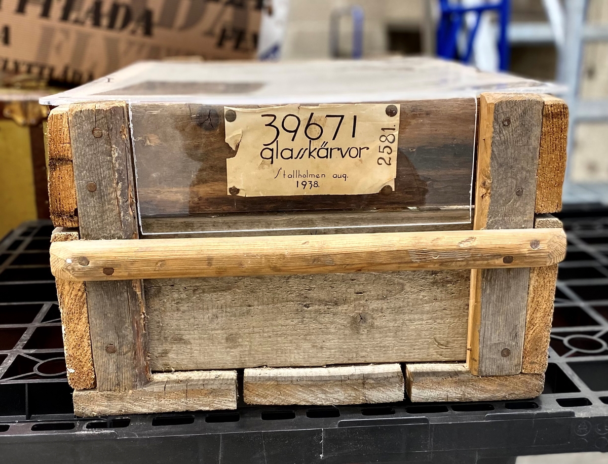 Totalt 39671 fönsterglasskärvor i varierande grad av grön glasmassa. Många kraftigt iriserande och sönderfallande av glassjuka. Flertalet av skärvorna är mycket fragmenterade, men ett antal fönsterglasformer med bearbetade kanter går att urskilja. Exempel av dessa är utplockade med nya fyndnummer, men med samma fältfyndnummer som M 17000-3135. Se relaterade objekt.