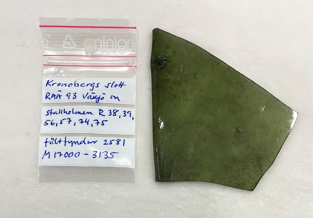 Totalt 39671 fönsterglasskärvor i varierande grad av grön glasmassa. Många kraftigt iriserande och sönderfallande av glassjuka. Flertalet av skärvorna är mycket fragmenterade, men ett antal fönsterglasformer med bearbetade kanter går att urskilja. Exempel av dessa är utplockade med nya fyndnummer, men med samma fältfyndnummer som M 17000-3135. Se relaterade objekt.