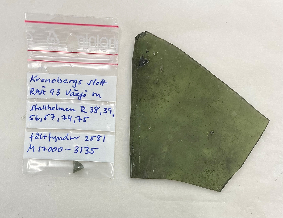 Totalt 39671 fönsterglasskärvor i varierande grad av grön glasmassa. Många kraftigt iriserande och sönderfallande av glassjuka. Flertalet av skärvorna är mycket fragmenterade, men ett antal fönsterglasformer med bearbetade kanter går att urskilja. Exempel av dessa är utplockade med nya fyndnummer, men med samma fältfyndnummer som M 17000-3135. Se relaterade objekt.