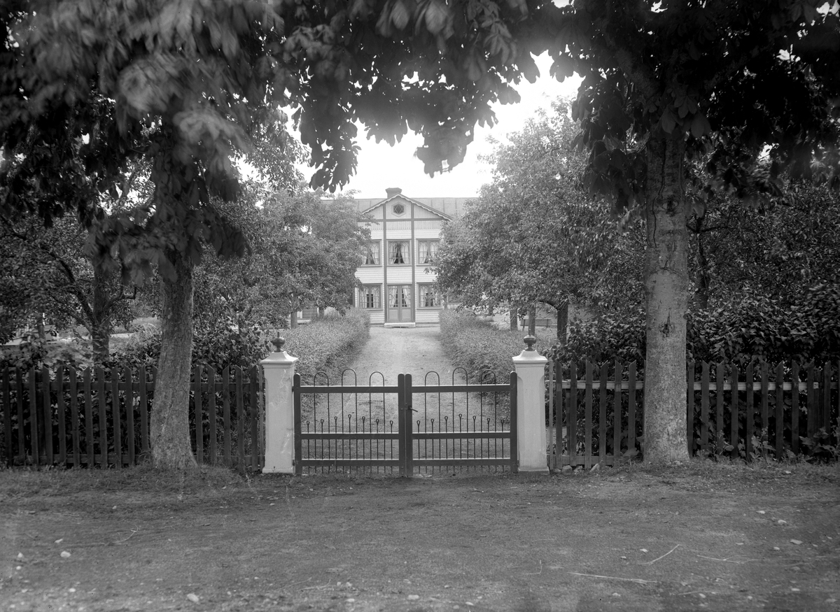 Lilla Sandered i Loftahammar. Vid fototillfället omkring 1930 idylliskt inbäddat i sommargrönska. Vid tiden var gårdens huvudbyggnad ungefär 100 år.