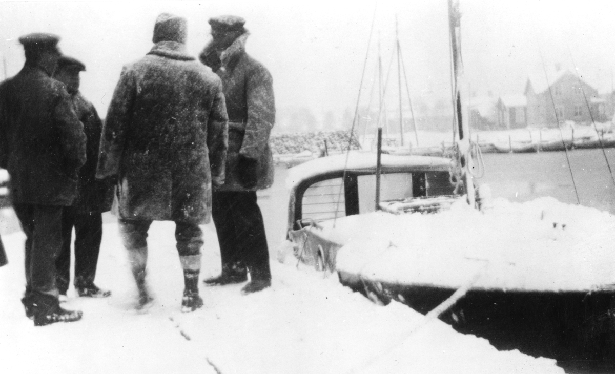 WIKING X täckt av snö i Piteå hamn.