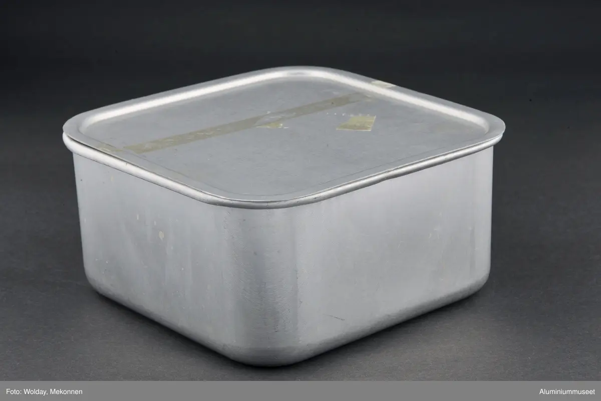 Firkantet, kvadratisk aluminiumseske med flatt lokk.