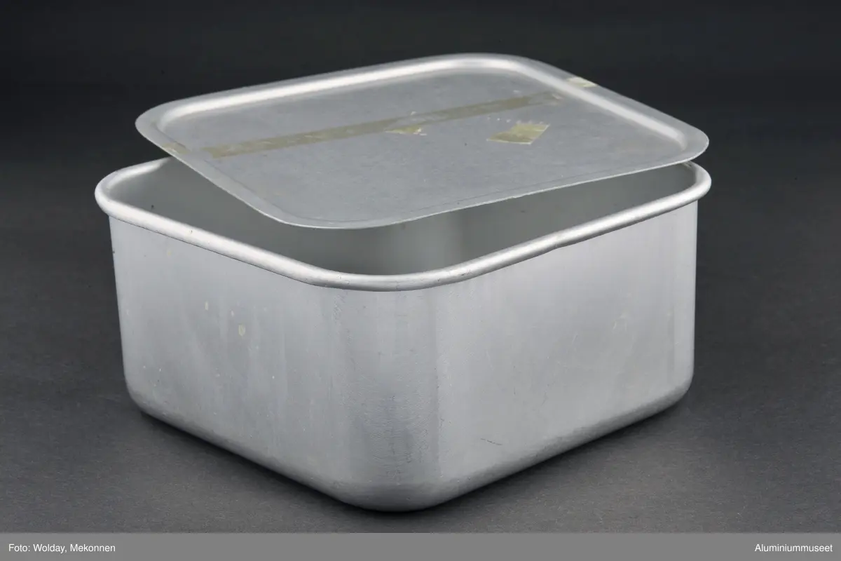 Firkantet, kvadratisk aluminiumseske med flatt lokk.