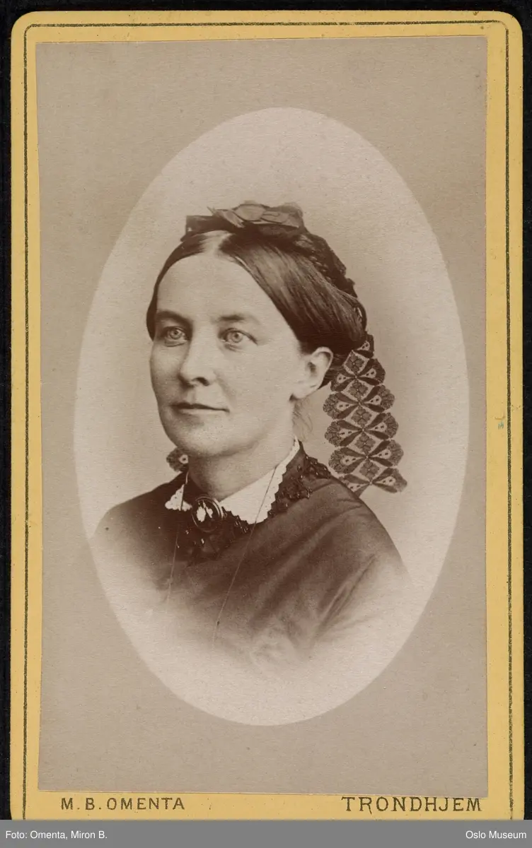 portrett, kvinne, vignettert brystbilde i oval, hodeplagg