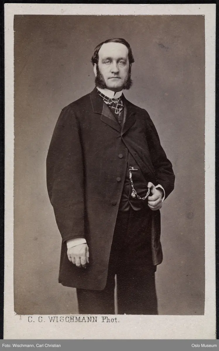 portrett, mann, konsul, eier av Frogner hovedgård, stående knefigur