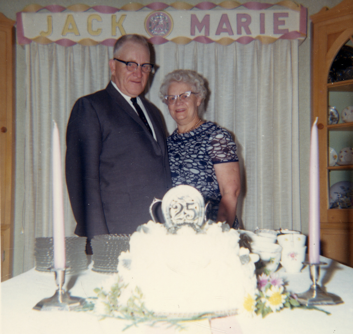 Portrettfoto av eldre ektepar under eit jubileum.  Dei heiter Marie og Jack, og bildet er tatt i april 1969.