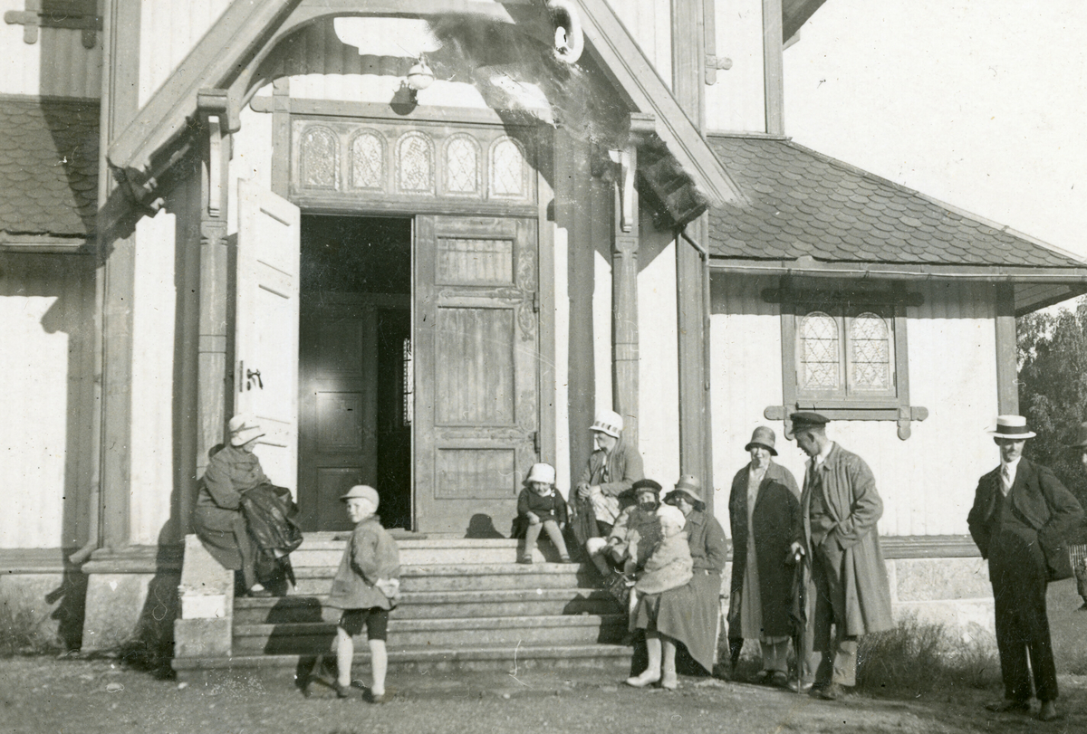 Folk utanfor Herre kirke på 900-årsdagen for slaget på Stiklestad, olsok 29. juli 1930.