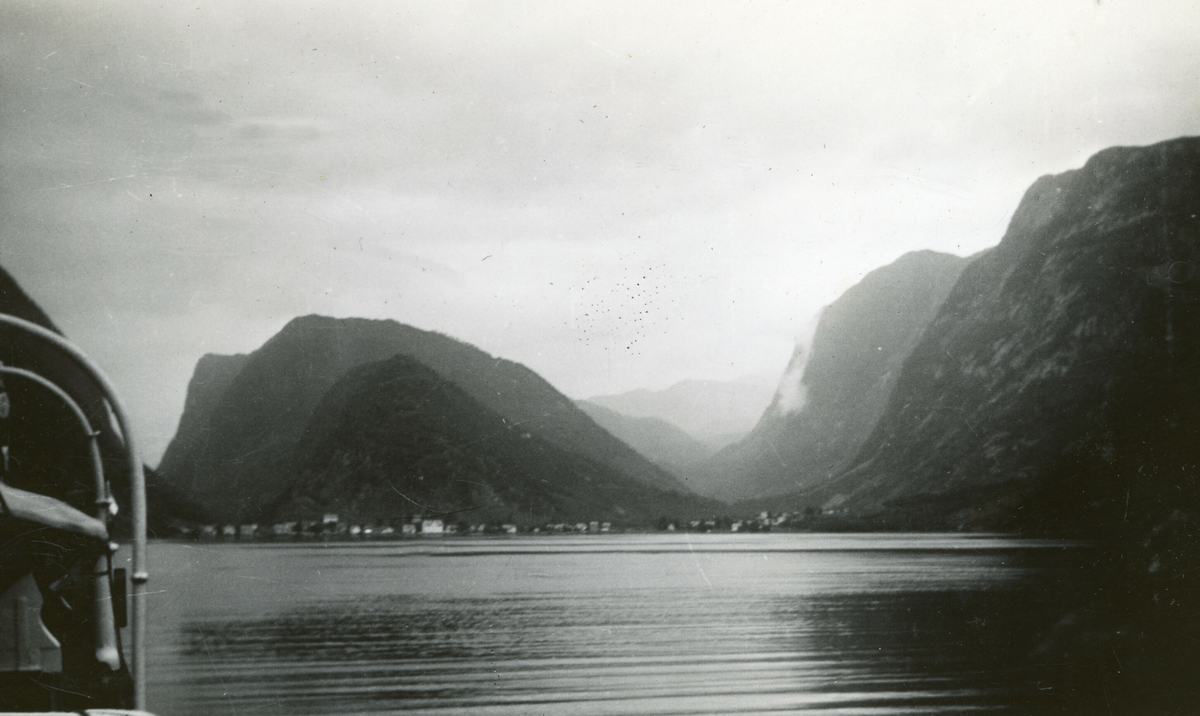 Fem bilder frå vestlandske fjordar.