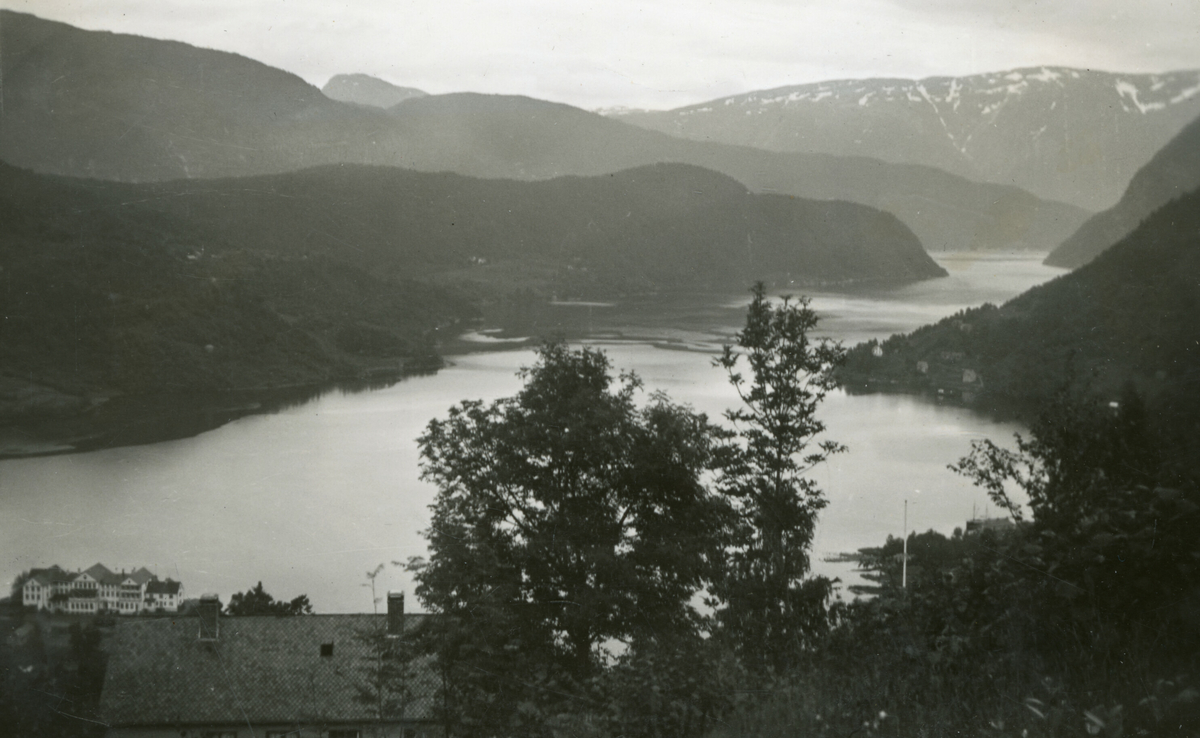 Fem bilder frå vestlandske fjordar.