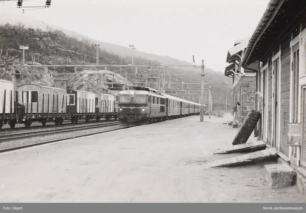 Elektrisk lokomotiv El 14 med dagtoget fra Oslo til Bergen, tog 601, på Haugastøl stasjon