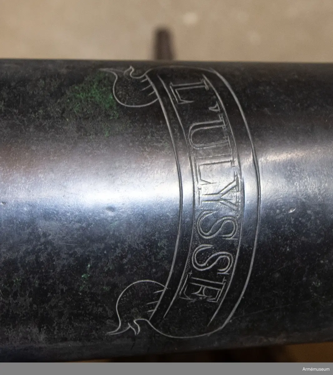 Grupp A:I.

Namn: "L'Ulysse" (Ulysses).

Samhörande: lavett med riktskruv. 

Kaliber 9,8 cm. Loppets rel. längd 16 kal. Vikt 375 kg.