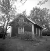 Hörntorp i Bjälbo, avstyckat torp från Sjuntorps Östergård. Vid tiden för bilden beboddes stugan av Anna Maria Karlsson, född 1879. Här dokumenterat av Östergötlands museum 1951.