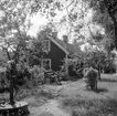 Stuga på gården Övertorp i Bjälbo. Dokumenterad av Östergötlands museum 1951.