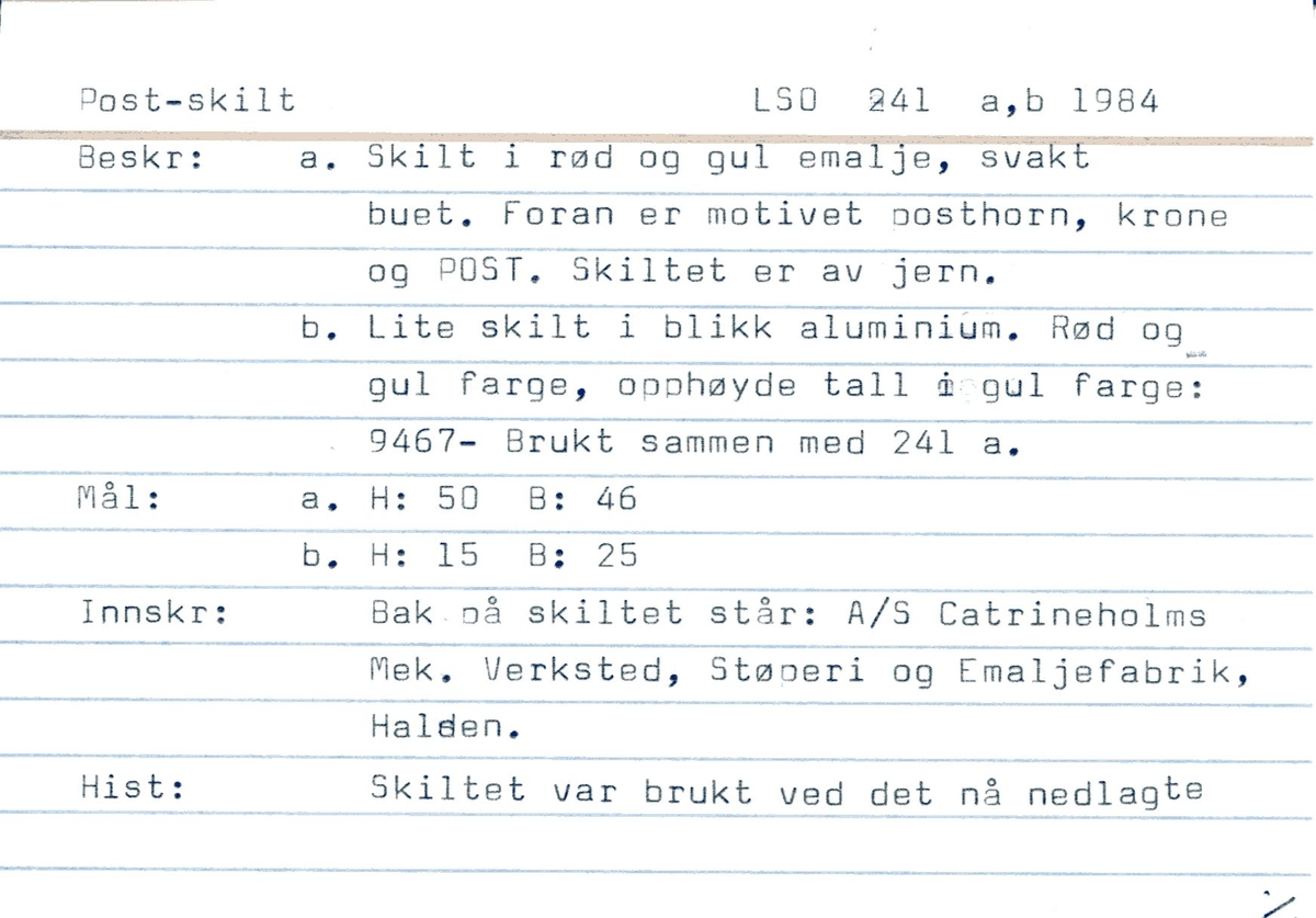Postskilt. Rektangulært. Lett buet forside. Rød emalje med gul skrift og logo. Gul stripemarkør langs siene. Hull i hver hjørne til oppheng. Sort emaljert bakside med reklame etc. på hvitt pålimt papir.