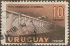Frimärke ur Gösta Bodmans filatelistiska motivsamling, påbörjad 1950. Frimärke från Uruguay, 1958. Motiv av Kraftverksdammen  vid Baygoria