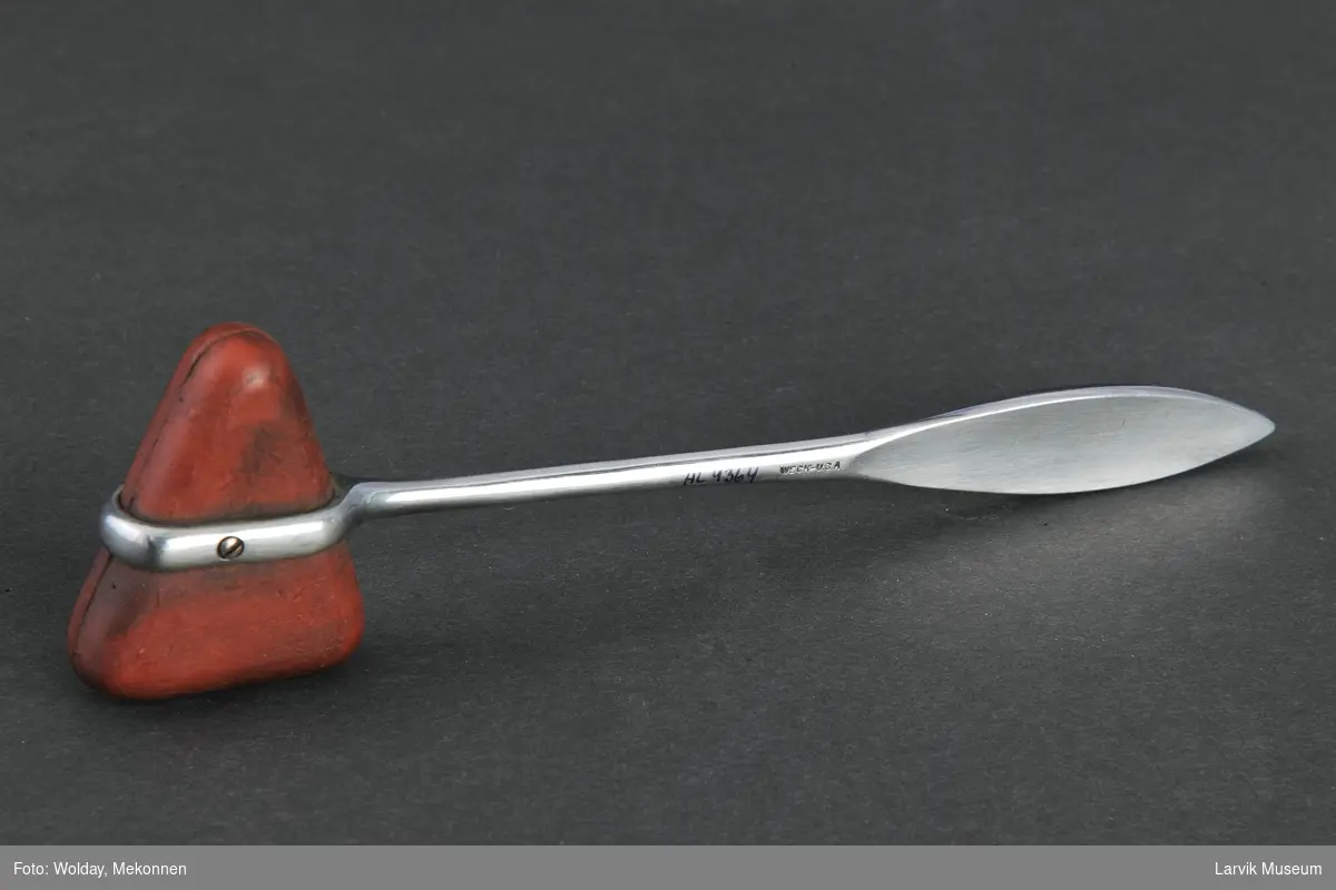 Form: Som en liten hammer, stål skaft og gummi hode, trekantet.
