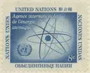 Frimärke ur Gösta Bodmans filatelistiska motivsamling, påbörjad 1950. Frimärke från Förenade Nationer, 1958. Motiv av Atom modell 