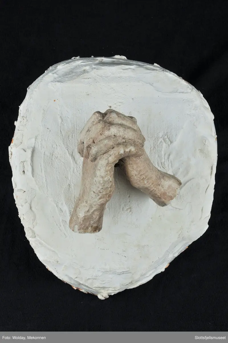 Skulptur av foldede hender