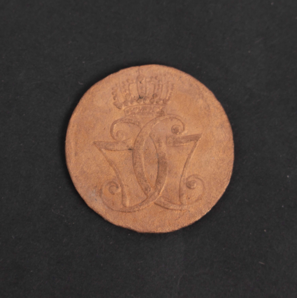 Myntfunn fra Kjelstraumen i Austrheim kommune. Denne grupperingen består av 258 stykk danske 1-skillingsmynter fra 1771.