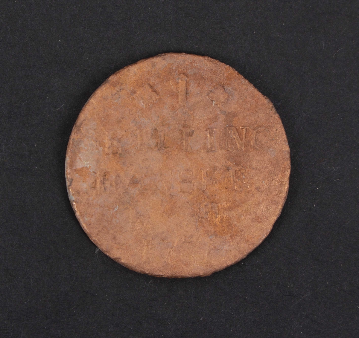 Myntfunn fra Kjelstraumen i Austrheim kommune. Denne grupperingen består av 258 stykk danske 1-skillingsmynter fra 1771.