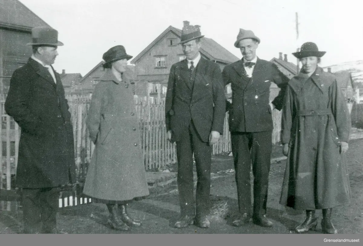 Fra venstre: 1: Richard Nikolai Reinholdtsen. 2: Hilda Reinholdtsen. 3: Ukjent. 4: Ukjent. 5:Ukjent.