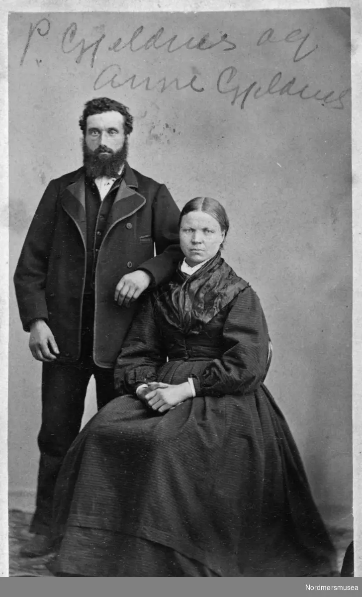 Peder Gjeldnes (f. 1837) og Anne O. Gjeldnes (f. 1831). Fotograf er Kristian Ludvig Schmedling, ca. 1870.  Fotografiet er fra en fotosamling bestående av fire album gitt (digitalt) i gave til Nordmøre museum av Astrid Kvendbø. Originalmaterialet er returnert eier. Fra Nordmøre museums fotosamlinger.