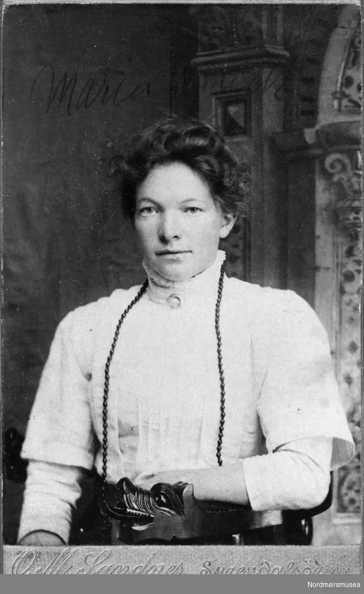 Maria Nordvik (f. 1878). Foto er O. M. Sandnes. Datering er ukjent, men trolig rundt 1900. Fotografiet er fra en fotosamling bestående av fire album gitt (digitalt) i gave til Nordmøre museum av Astrid Kvendbø. Originalmaterialet er returnert eier. Fra Nordmøre museums fotosamlinger.